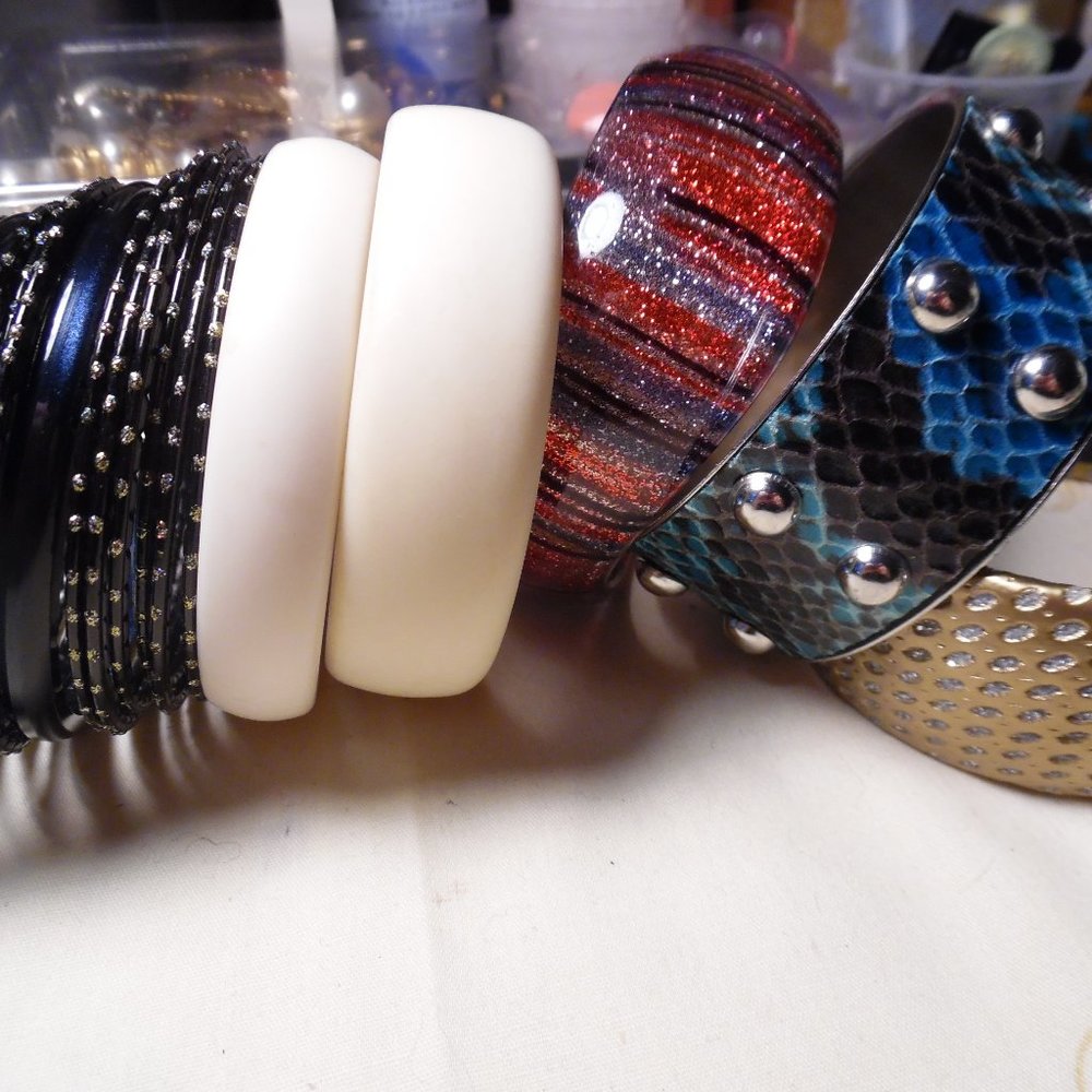 BIG BANGLE LOT MISC. SIZES AND COLORS